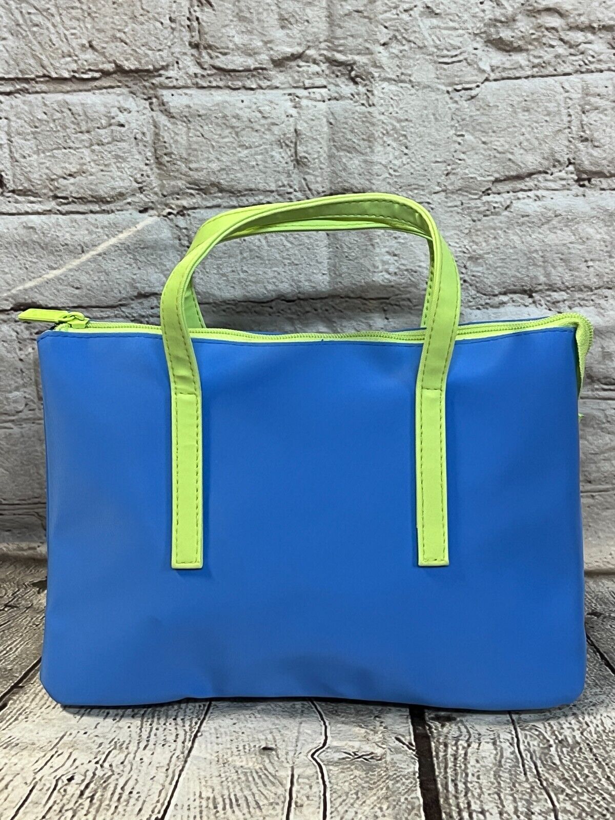 Clinique Aqua blue & light green MEDIUM Carry Bag - (New)*Check Description