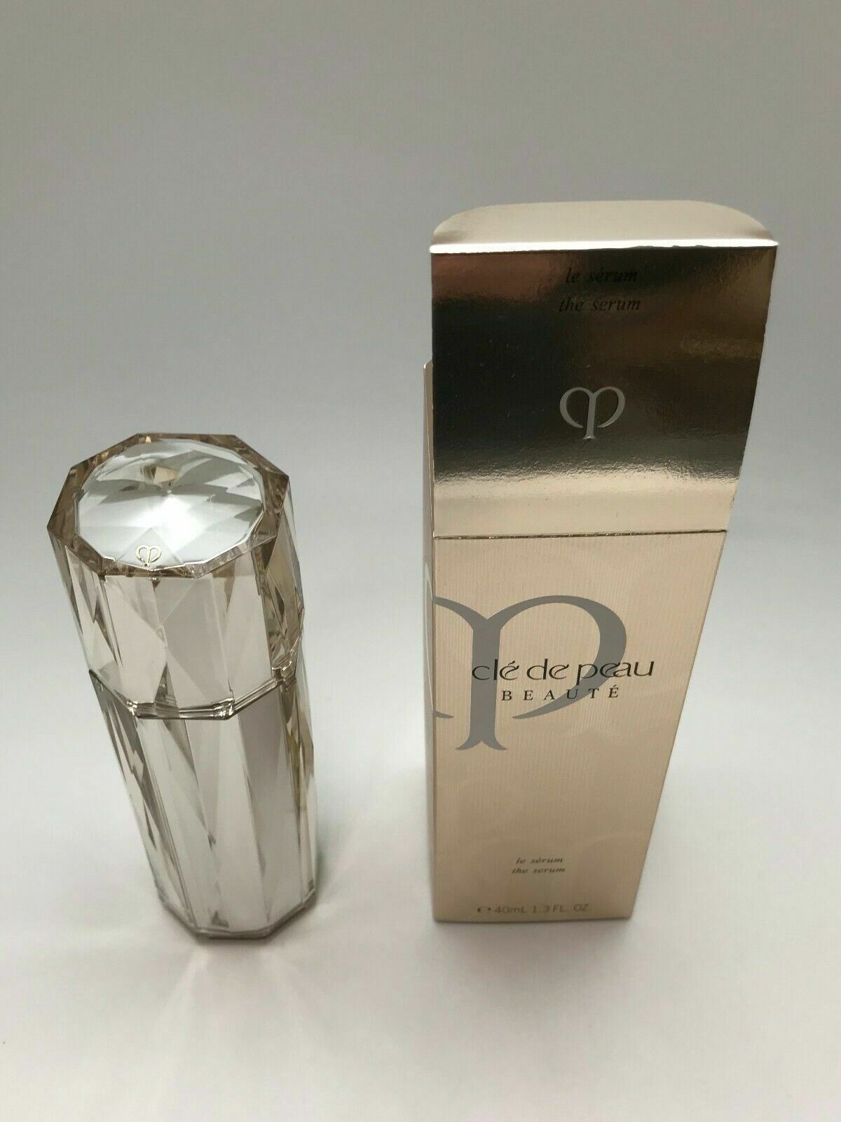 CLE DE PEAU LE SERUM THE SERUM - 1.3 OZ / 40 ML ~~~SALE~~~~