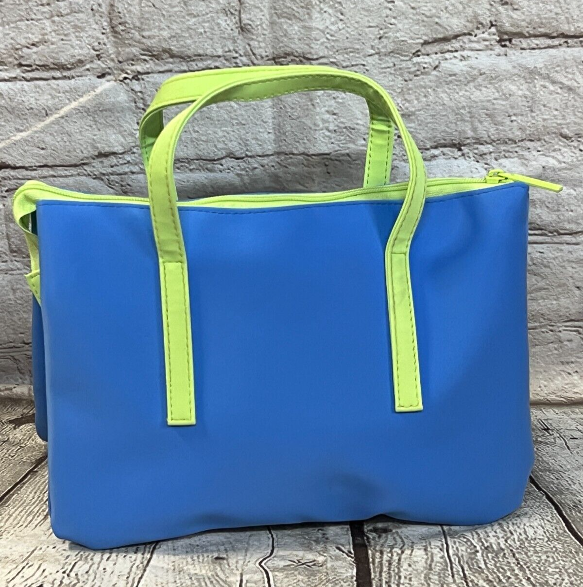 Clinique Aqua blue & light green MEDIUM Carry Bag - (New)*Check Description